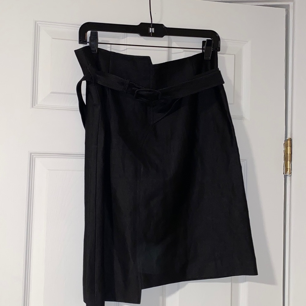 Black women’s skirt with belt